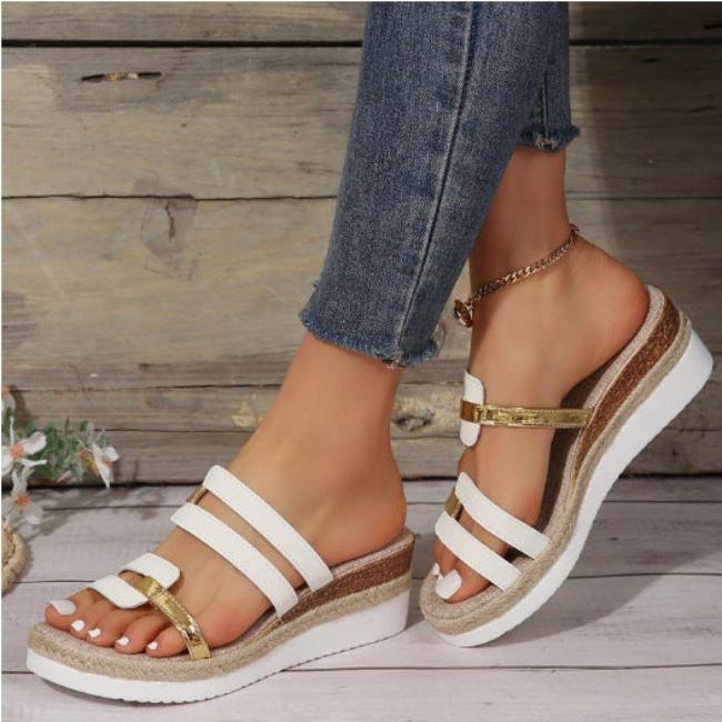 Instap-Sandalen-Trendy-sandalen-met-sleehak-en-gouden-details-voor-dames-2.jpg